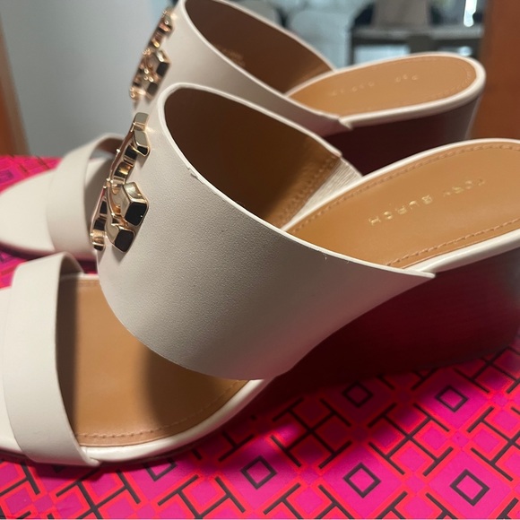 Tory Burch Authentic Genuine leather wedge sandals. Elegant and stylish NWT. sz9 - Picture 2 of 5